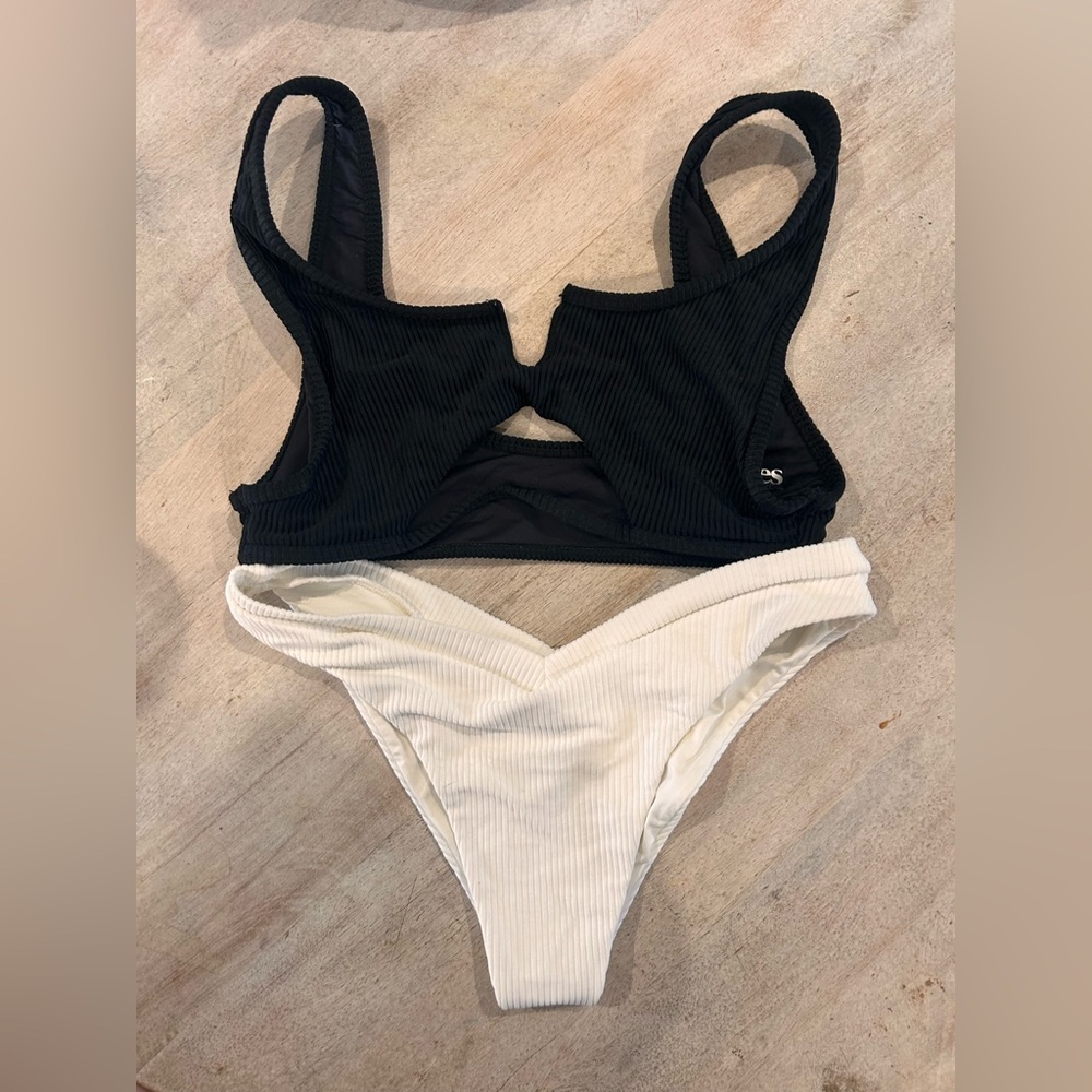 NWOT 🖤🦓🤍 Frankie's Bikinis Cut Out Black Top & White Ribbed Swimsuit Set 🖤🦓🤍